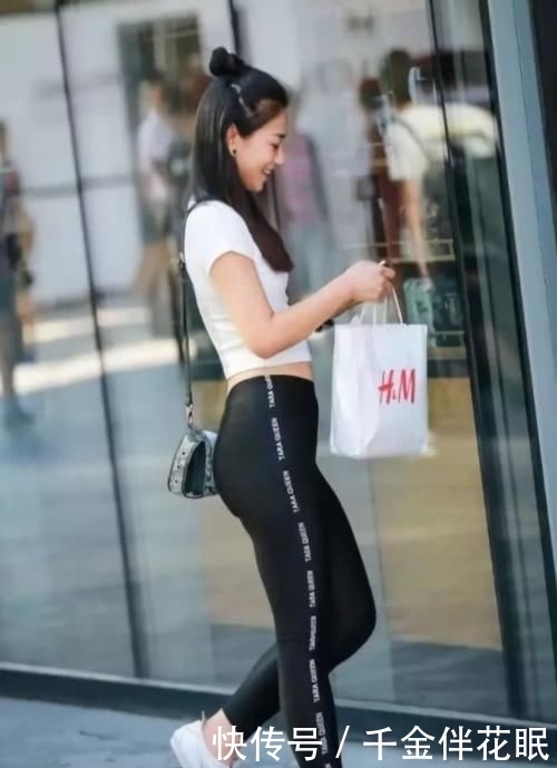 #美女#开春还是选择“打底裤”,简单优雅又好看,气质型美女的最佳选择