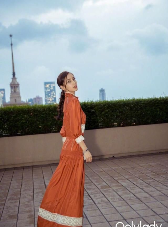 杨颖撞上赵丽颖，一个似超模一个像村花，没有对比就没有伤害