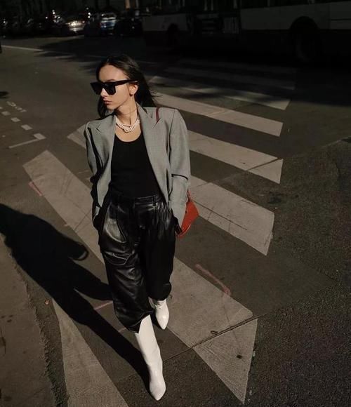  气质■早春别穿小白鞋了，气质女生更喜欢穿靴子，新潮又高级