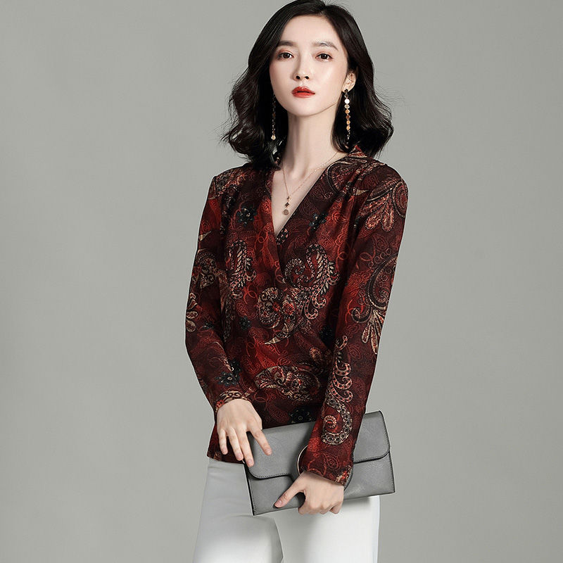 不是我吹!妈的衣品确实高，瞧她新买的小衫，配烟管裤，洋气贼美