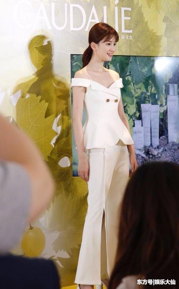 乔欣穿白色紧身衣现身机场，网友:这身材，忍不住多看一眼!