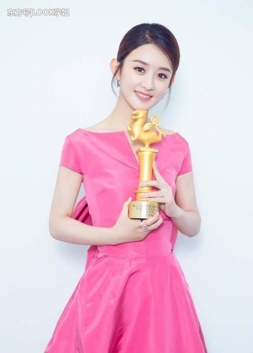 赵丽颖真敢穿，透视纱裙惊艳全场，网友：看的不好意思了