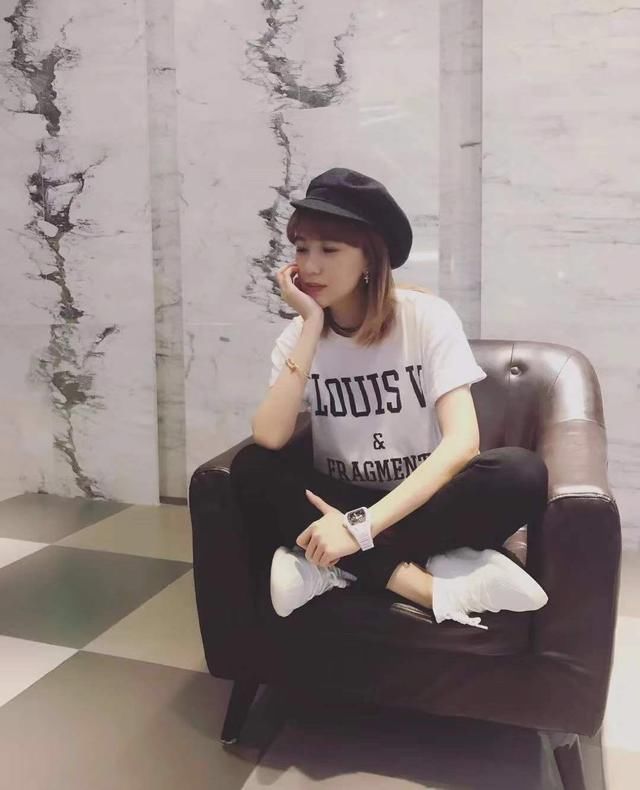  潮牌@SNKR Girls送鞋丨男友衬衫、潮牌、球衣...性感又会搭，就是这期球鞋女生们！4.20-4.26