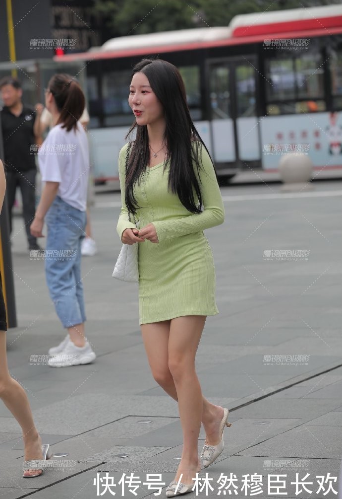 走快|穿这么“袖珍”的凉鞋,走快了都不行,容易把鞋子“甩”出去