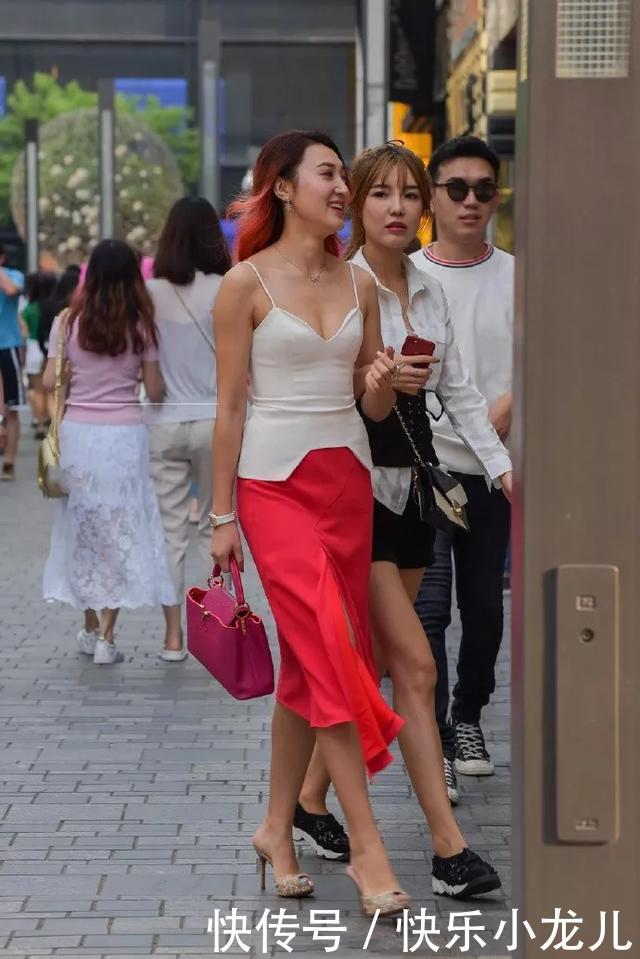  『下半身搭配』美女脚上一双尖头的高跟鞋，显得优雅更时尚，散发出无限的魅力