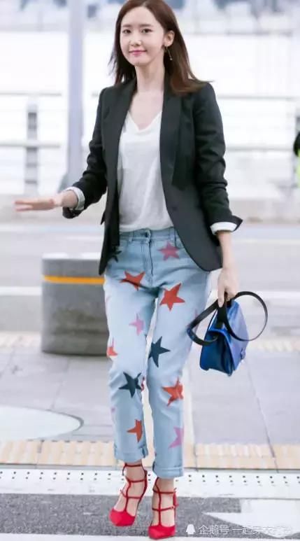 林允儿豁出去了，踩“两根针”出席活动，网友：你不红天理难容！