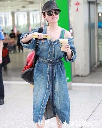 34岁张靓颖现身机场，吊带牛仔裙穿出“大妈范”，亏她敢穿