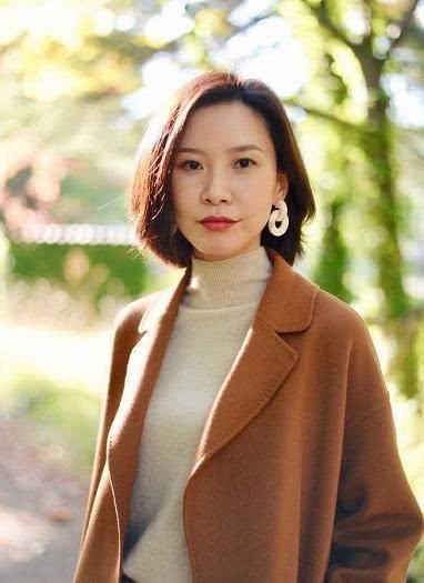  「舒适」40岁的女人别再乱穿衣，学ins时尚宝妈的日系穿搭，舒适不张扬