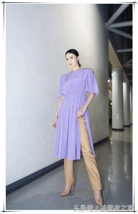 宋佳裙子里穿裤子竟然不丑，这是要解锁新的潮流搭配吗？