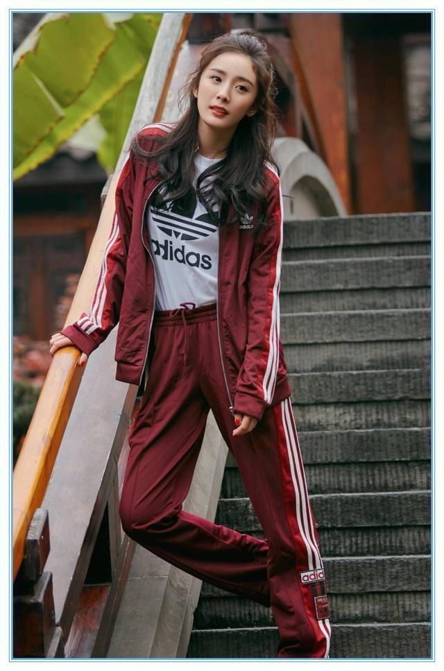 把外套系腰上算什么？杨幂直接系在肩上，网友：这效果我服！