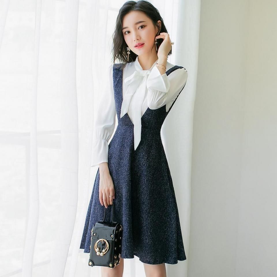 50岁小姨打扮起来真漂亮，如此优雅的秋裙，看上去年轻不少