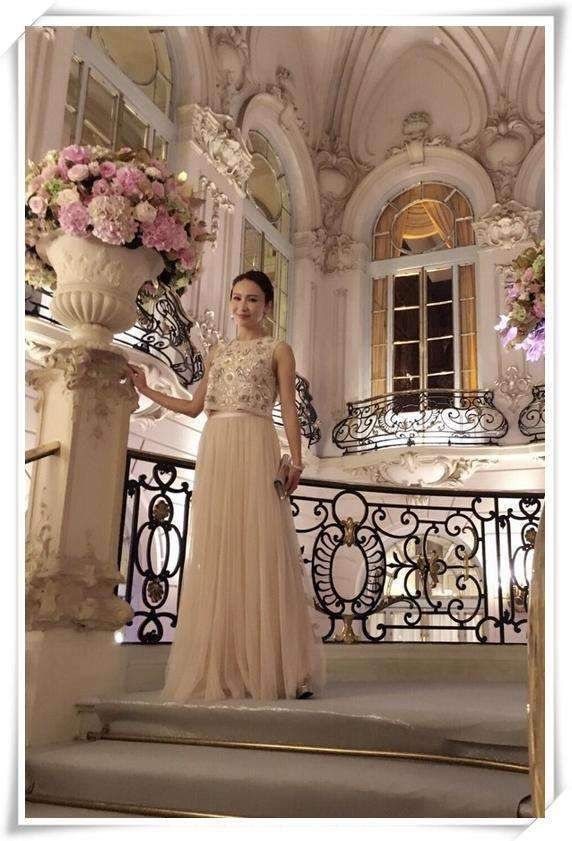 46岁黎姿用力过猛, 脸彻底垮了! 网友: 又一位天然美女沦陷了!