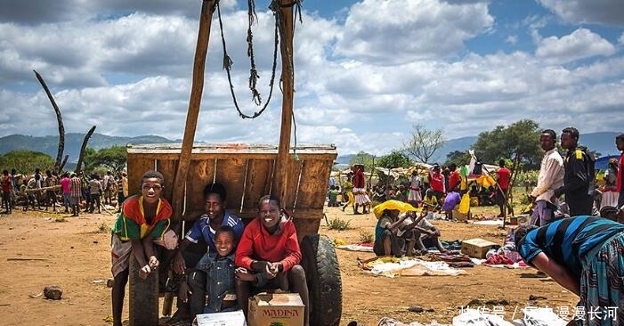 非洲大陆满地“碧玉”，导游却警告：别犯浑，不要去碰！