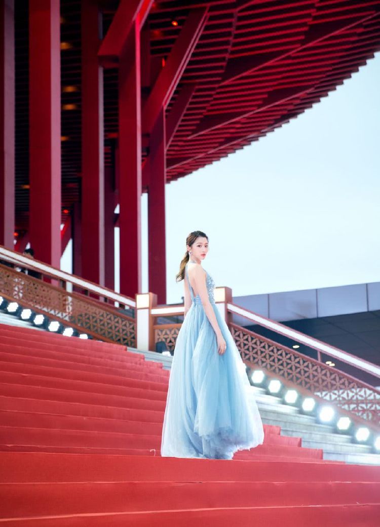 20岁关晓彤终于穿对了,一袭蓝色长裙美出新高度,网友:真瘦了