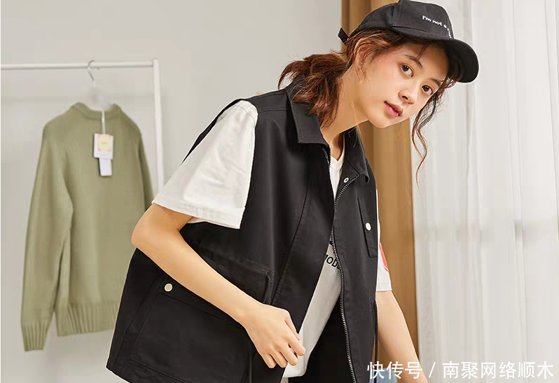  「面搭配一」可盐可甜的无袖背心外套，如果衣柜里没有的话，好遗憾呀