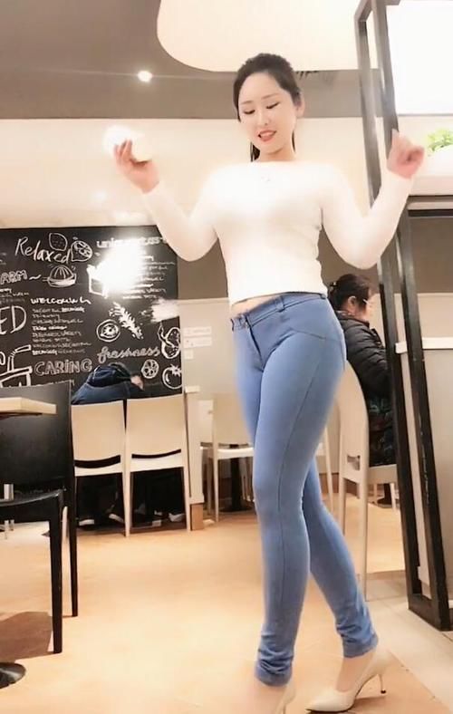  『美女』紧身牛仔裤、高跟鞋，微胖美女张扬个性美!