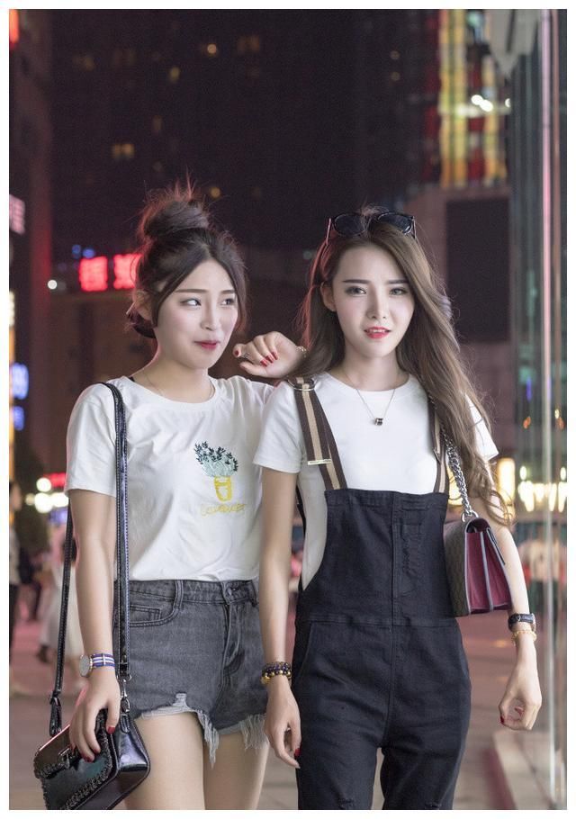 街拍：图8小姐姐，身段精致，让人难以忘怀！