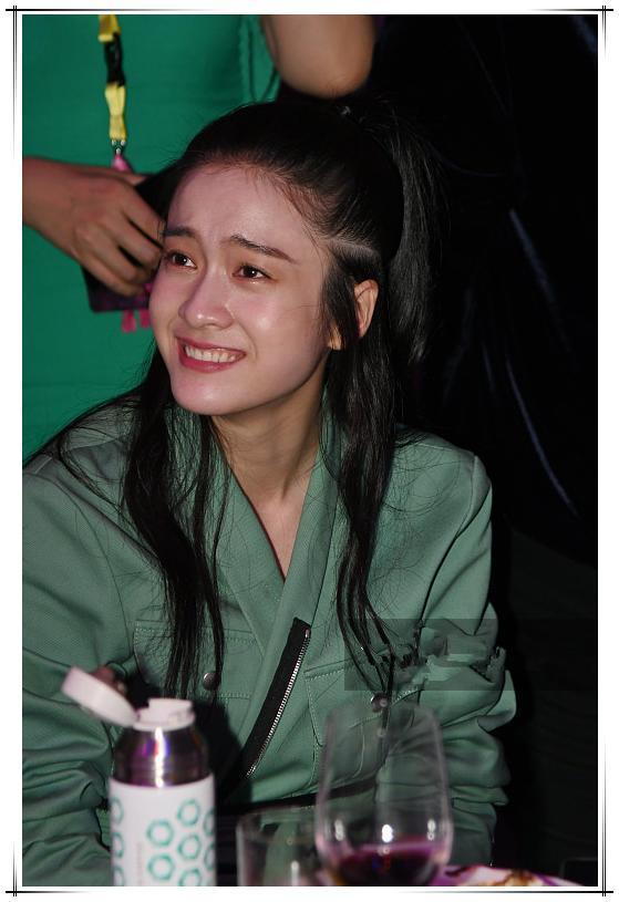 21岁张雪迎未修图脸部扭曲,满脸油光,网友:相信不了自己眼睛