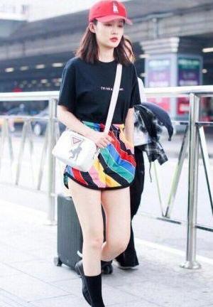 李沁的花色条纹短裤尽显时尚品味，性感翘臀一览无余