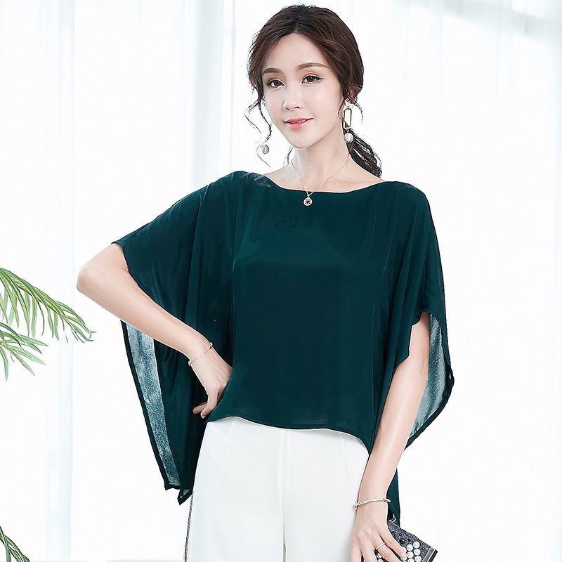 女人一旦过了40，可不要随意穿搭，瞧下图穿搭，背影都美爆