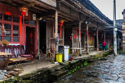 这村庄有着“空中乡村”的美称，被梯田环绕，火山黑石铸造
