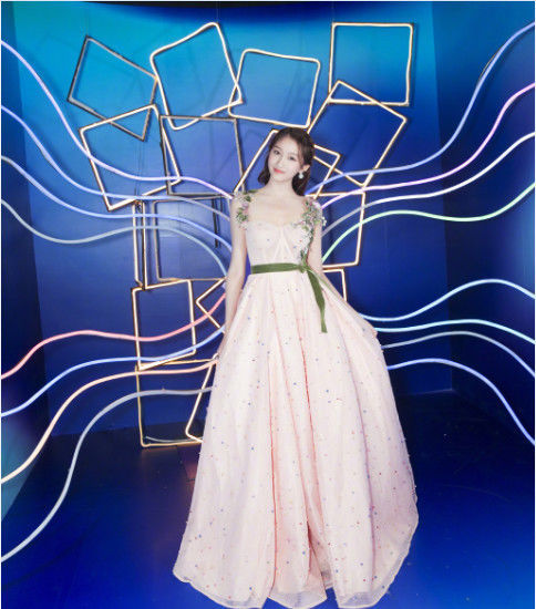 20岁关晓彤逆袭了,穿粉色吊带裙美炸天,网友:终于穿对一次了