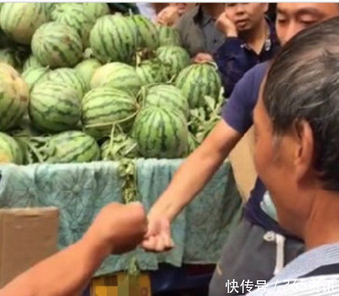  【划拳】男子西瓜卖不掉，突发奇想用出这招，一车西瓜瞬间被抢