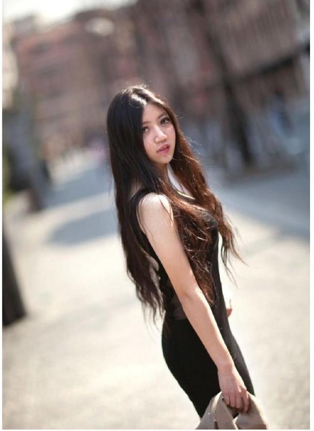 路人街拍:紧身裙背心式、中长式、露背式,哪一款更有女人味?