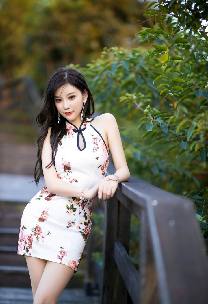  「得了吧」白色旗袍别一番风情, 让人无法抵抗得了吧?
