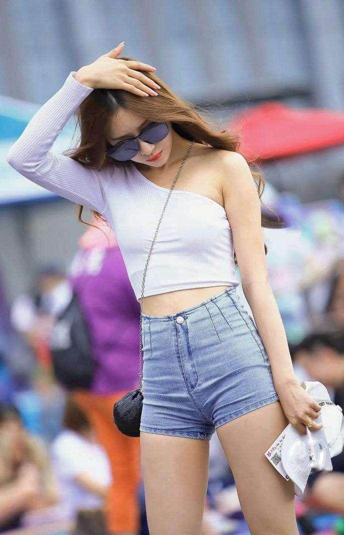 街拍：清凉美女爱穿紧身衣，身上的破洞让人移不开眼睛！