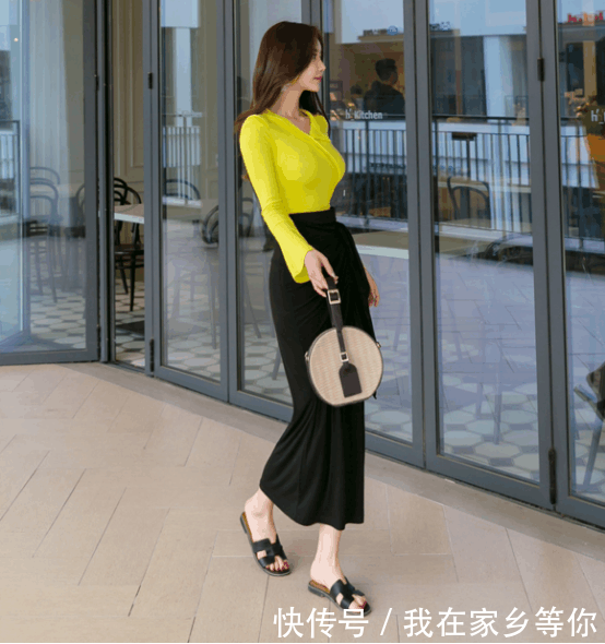  『亮色的上衣』黑色的紧身长款包臀裙, 做一位高贵的少女, 具有了高级感