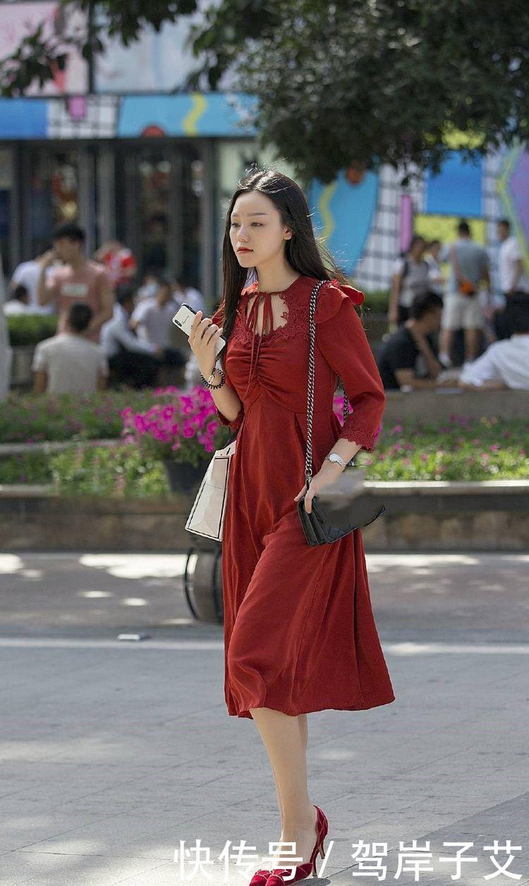 小姐姐|小姐姐一条枣红色的连衣裙搭配枣红色的尖头细跟鞋,凸显优雅气质
