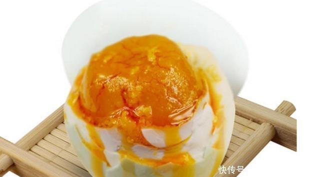 『流油』在家如何腌咸鸭蛋?看看老一辈是怎么做的吧,美味可口还流油