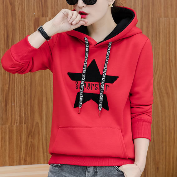 是跟真丝裙说拜拜时候了，今秋流行卫衣+短裤，走上街回头率爆表