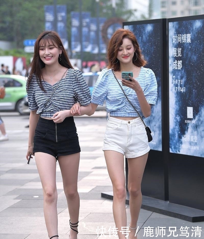  闺蜜@街拍：肤白貌美的闺蜜出行，短袖衬衫搭配热裤，凸显饱满大白腿