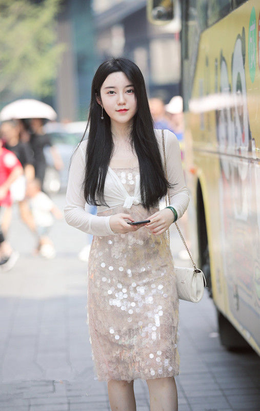 路人街拍，皮肤白皙的小姐姐穿着靓丽，耳环抢镜！