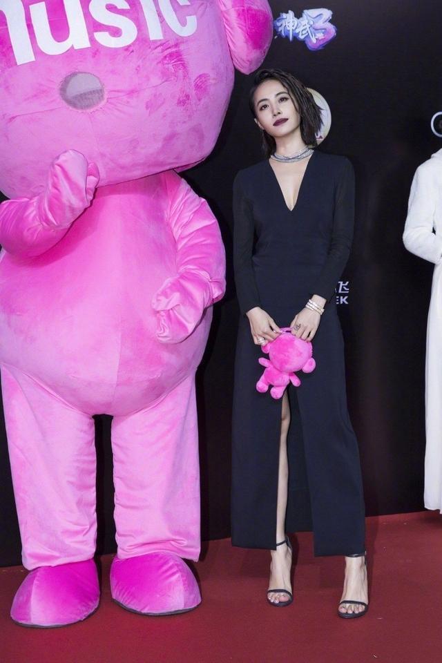 37岁蔡依林真敢穿!礼服从肩膀露到脚,网友:这尺度范冰冰都服