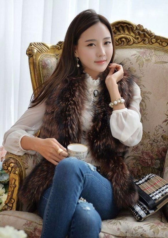 时髦的紧身牛仔裤款式好看,让你行走更从容,回头率很高