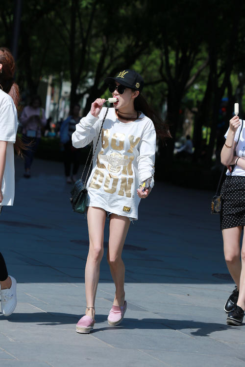 姑娘玩起下衣消失来,也是位行家