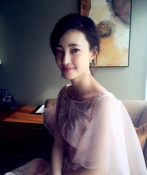 素颜女神王丽坤,穿粉色连体裤配黑网袜,被网友吐槽像抠脚大婶