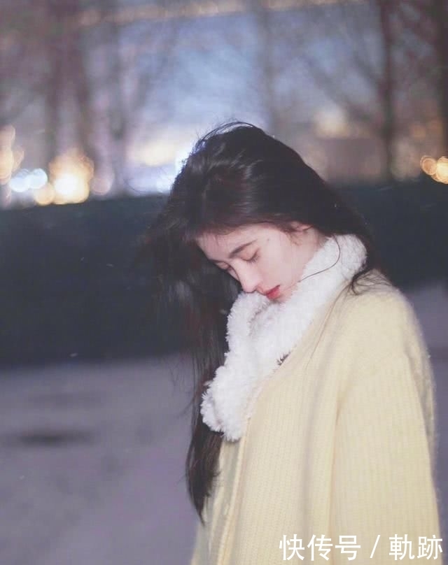 『凌乱』鞠婧炜穿鹅黄毛衣配围巾,头发凌乱鼻子通红,这才是“四千年美女”