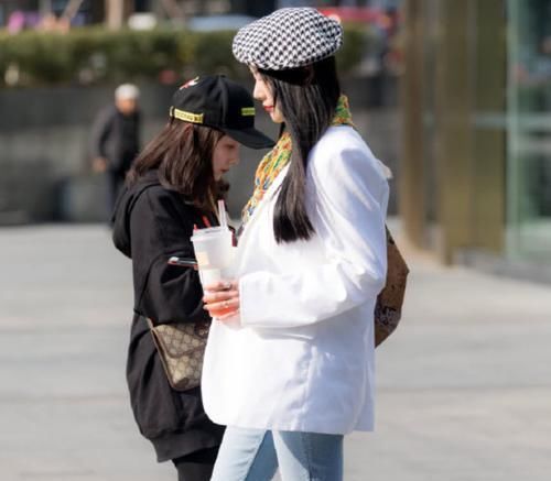  『毛绒』曼妙白嫩的身材，女神穿毛绒裙搭配浅色高跟鞋，尽显女人味