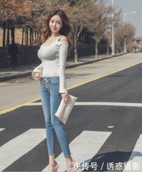高挑小姐姐白色透视上衣勾勒出丰满圆润胸部曲线，春光一览无遗