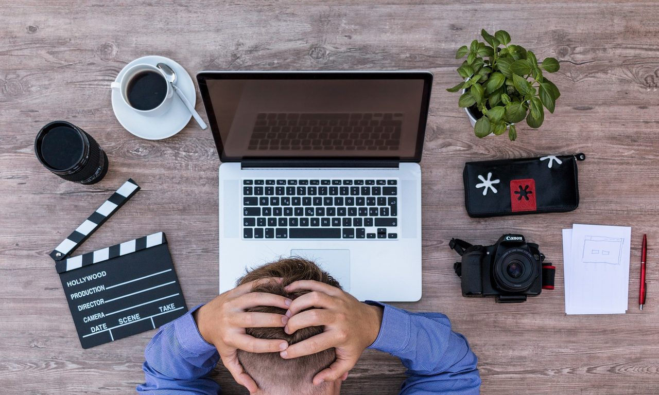  工资：高工资和铁饭碗之间，两者该如何选择，谁更有发展前景？