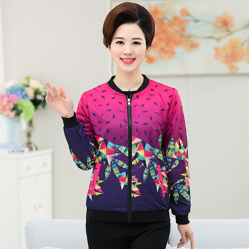 50岁妈妈，从不买风衣!薄外套+小脚裤的搭配，不穿高跟都显高