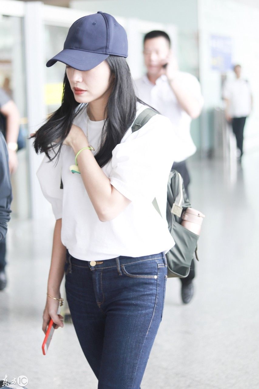 姚晨戴棒球帽穿白色T恤搭配深蓝色牛仔裤现身机场皮肤白皙