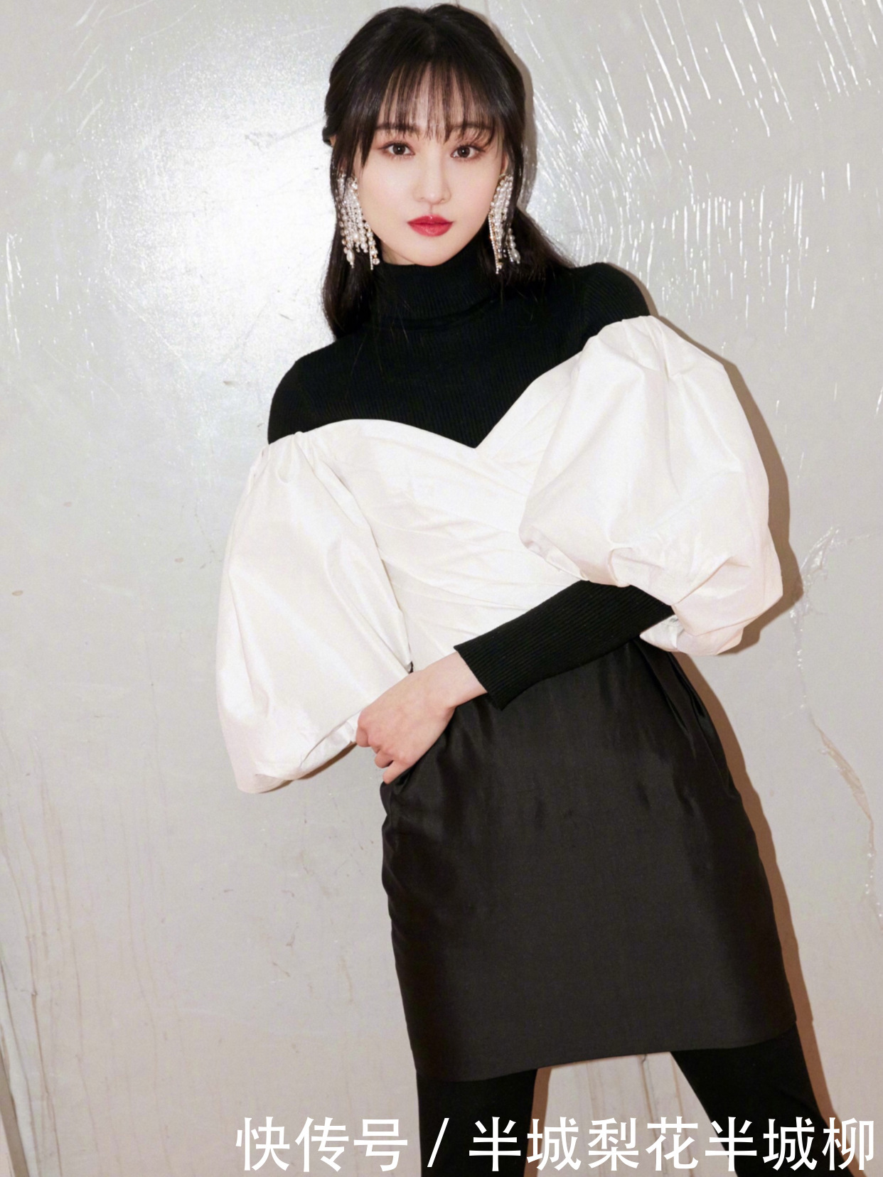 郑爽最新写真曝光,穿黑白灯笼袖连衣裙,优雅活