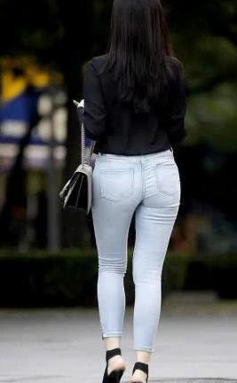 牛仔裤穿起来不挑年龄，无论是年轻的姑娘还是辣妈都非常适合穿搭