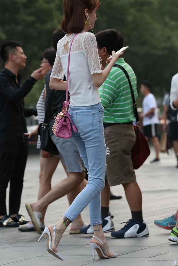 高跟鞋美拍：透明白色拼接高跟鞋，穿上使足弓和脚背更显曲线优美