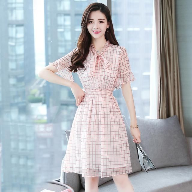 若你身高不足160，建议试试这显高连衣裙，穿出1米65的气场